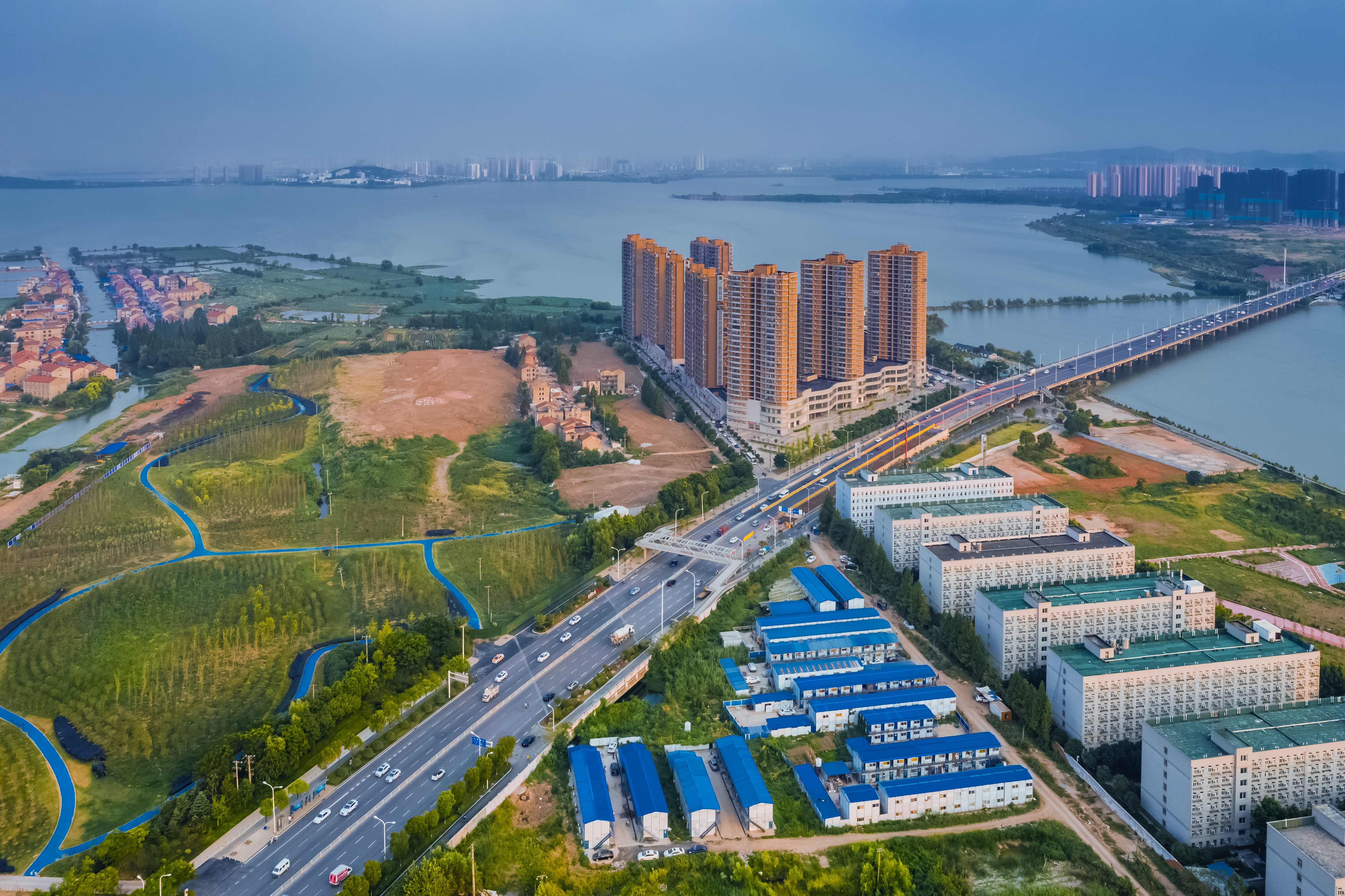文化路汤逊湖桥（中国市政金杯示范工程）.jpg